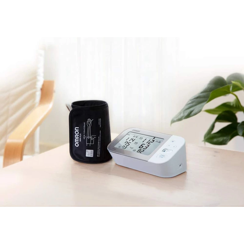 Omron M7 Intelli IT felkaros okos vérnyomásmérő - Fehér/Ezüst (HEM-7361T)