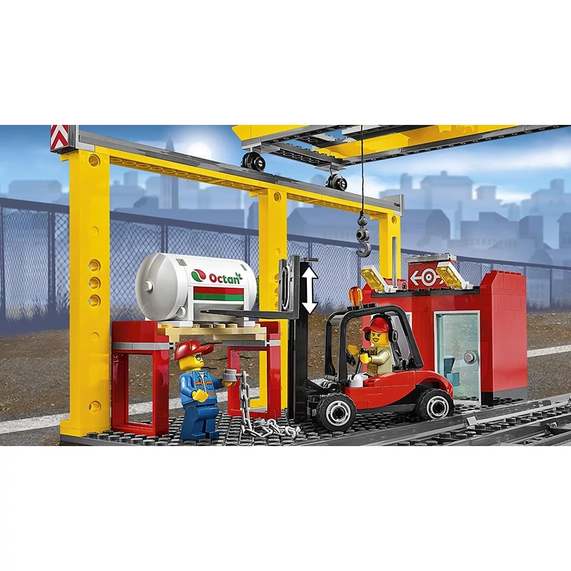 LEGO City - Tehervonat (60052)